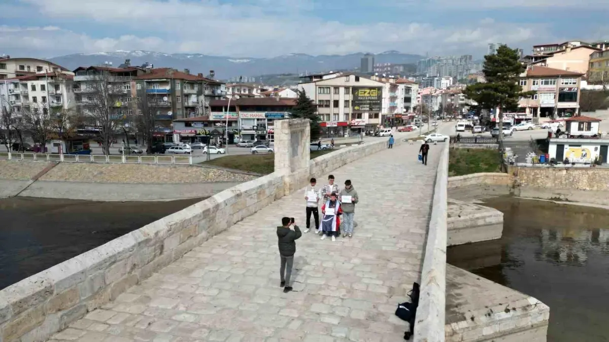 Tokatlı Genç Kuaför, Sıradışı Mekanlarda Saç Tıraşıyla İlgi Topluyor