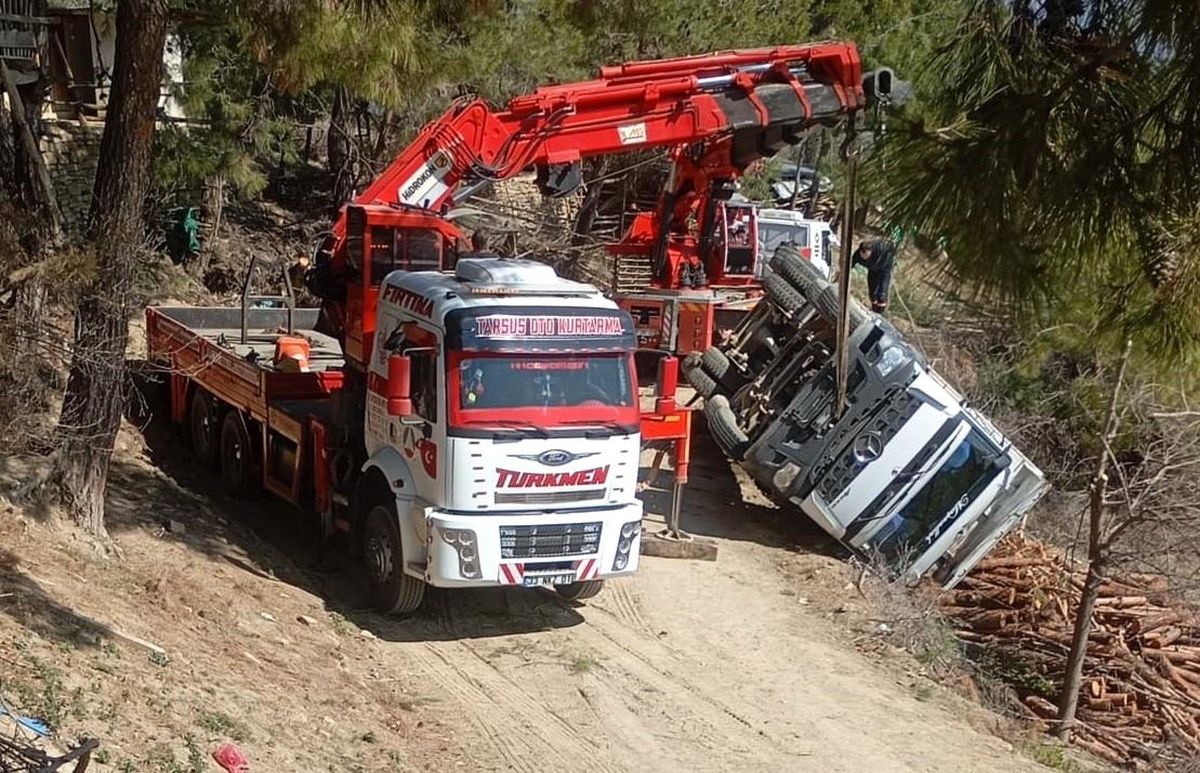 Adana'da Tomruk Taşıyan Kamyon Devrildi, Sürücü Yaralı Kurtuldu