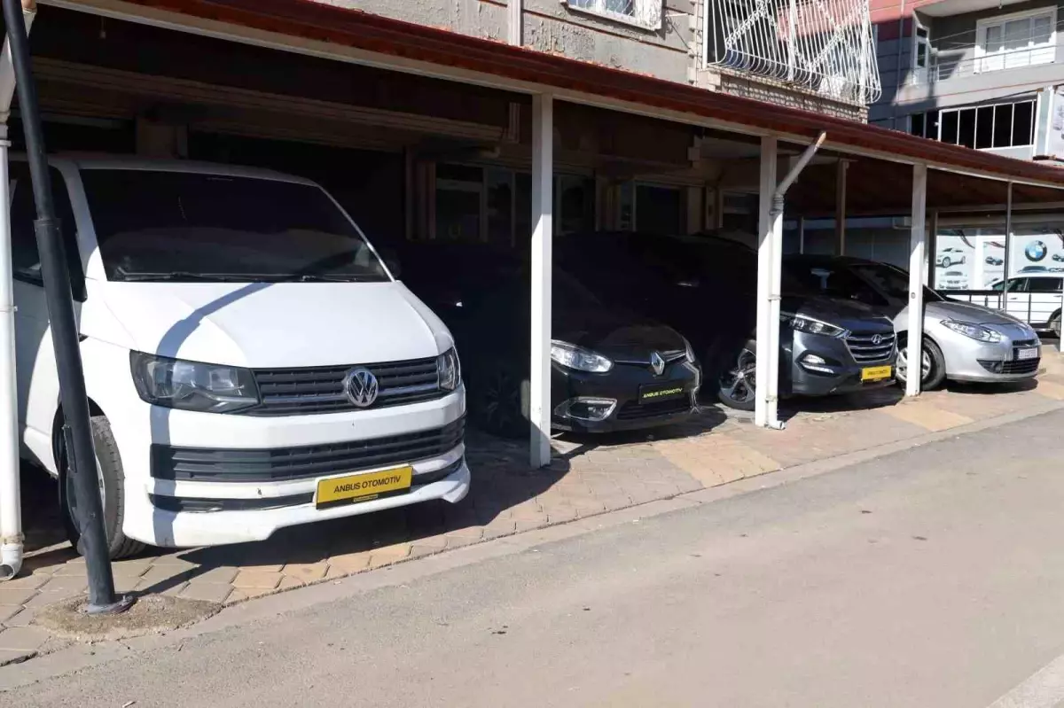 Ülkelerinde yeni bir hayat kurmak için araçlarını satan Suriyeliler, araç piyasasını düşürmeye devam ediyorlar