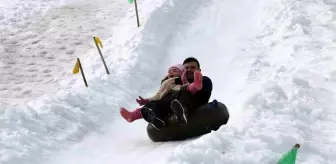 Abant Gölü'nde Tatilciler Şambrelle Kayarak Eğlendi