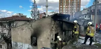 Gaziosmanpaşa'da Boş Gecekondu Yangını, Mahalle Sakinleri Kundaklama İddiasında Bulundu