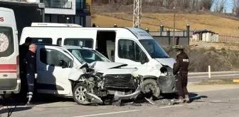 Kastamonu'da Hafif Ticari Araç ile Minibüs Çarpıştı: 4 Yaralı