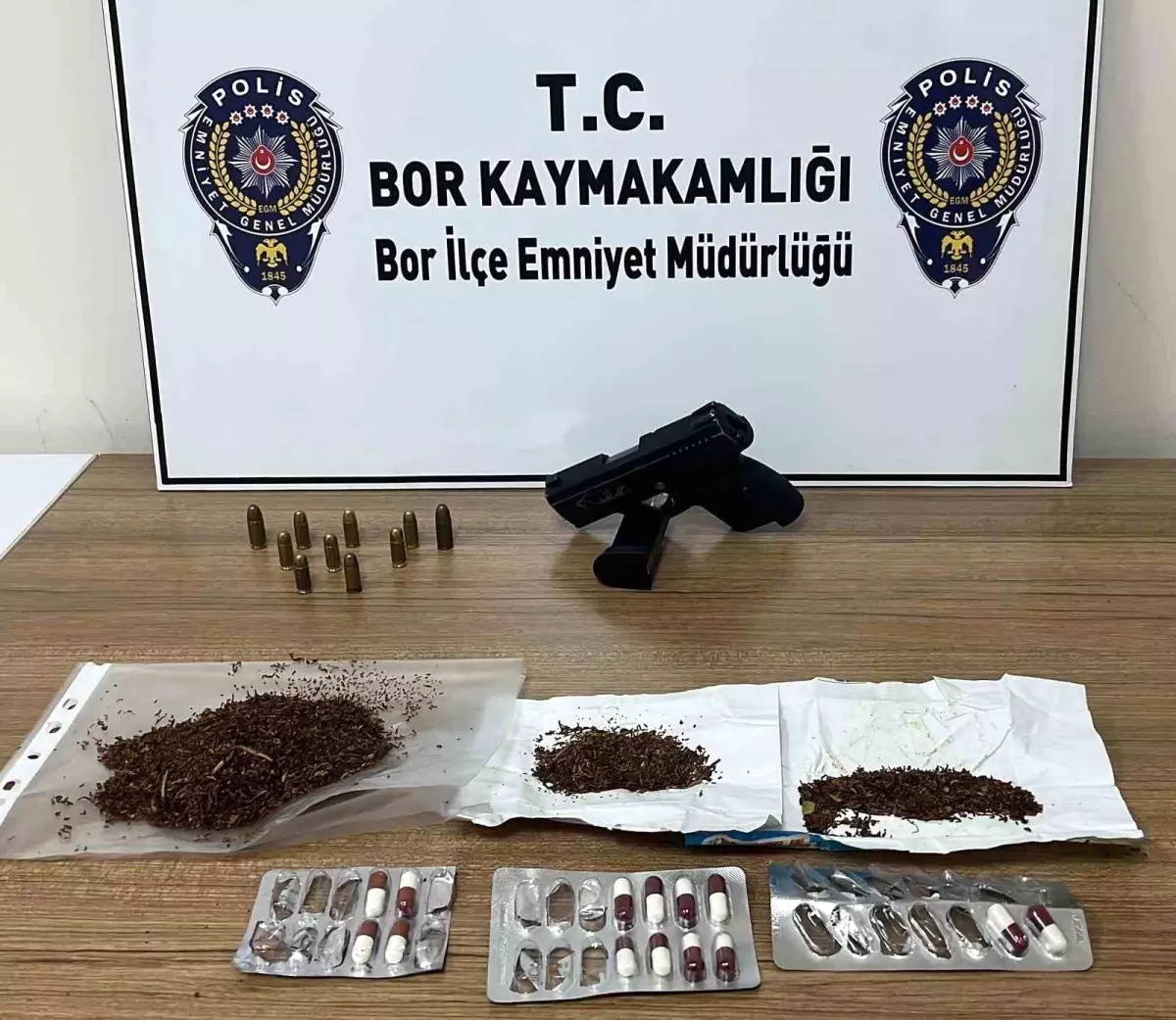 Niğde Bor'da Uyuşturucu Ve Ruhsatsız Silah Operasyonu