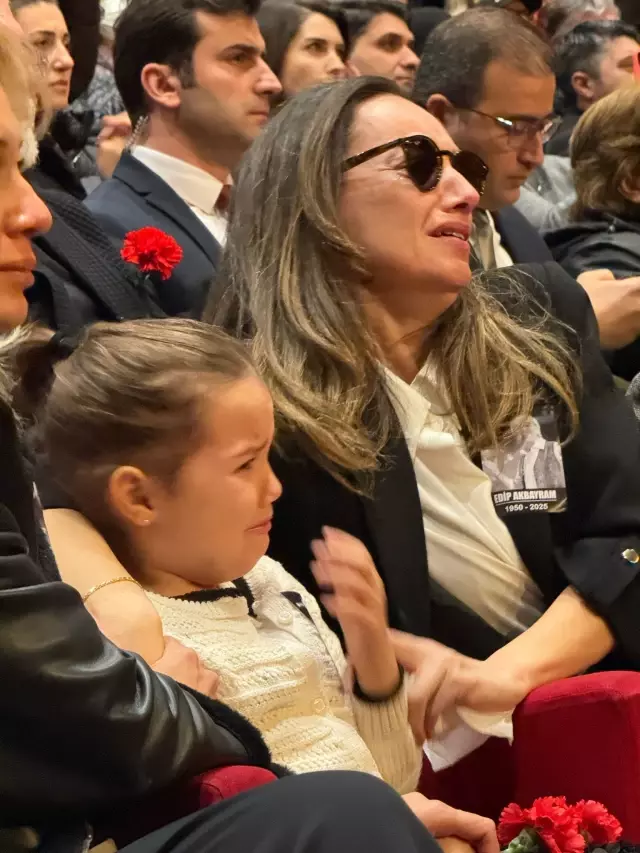 Usta sanatçı Edip Akbayram'a gözyaşları eşliğinde veda! 'Seni saklayacağım baba' Usta sanatçı Edip Akbayram'a gözyaşları eşliğinde veda! 'Seni saklayacağım baba'