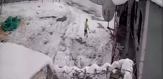 Horozun Saldırdığı Çocuk Kameralara Yansıdı