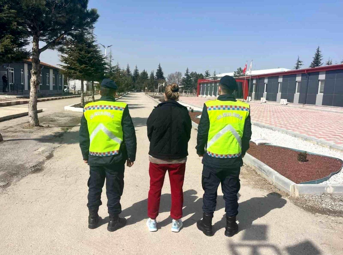 Dolandırıcılıktan Aranan Şahıs Afyonkarahisar'da Yakalandı