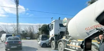 Erdek'te Trafik Işığı İhlali: Beton Mikseri ile Çarpışan Otomobilde Hasar Oluştu