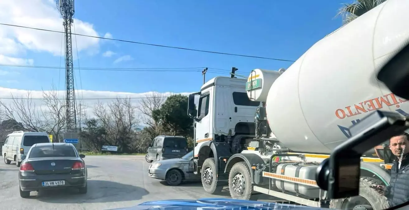 Erdek'te Trafik Işığı İhlali: Beton Mikseri ile Çarpışan Otomobilde Hasar Oluştu