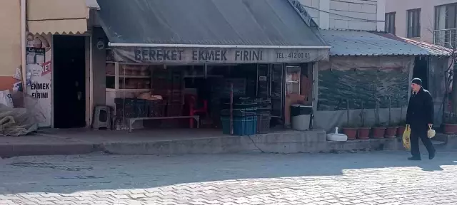 A penalty like a reward for the bakery where pide is produced while walking on the counter in slippers in Çanakkale