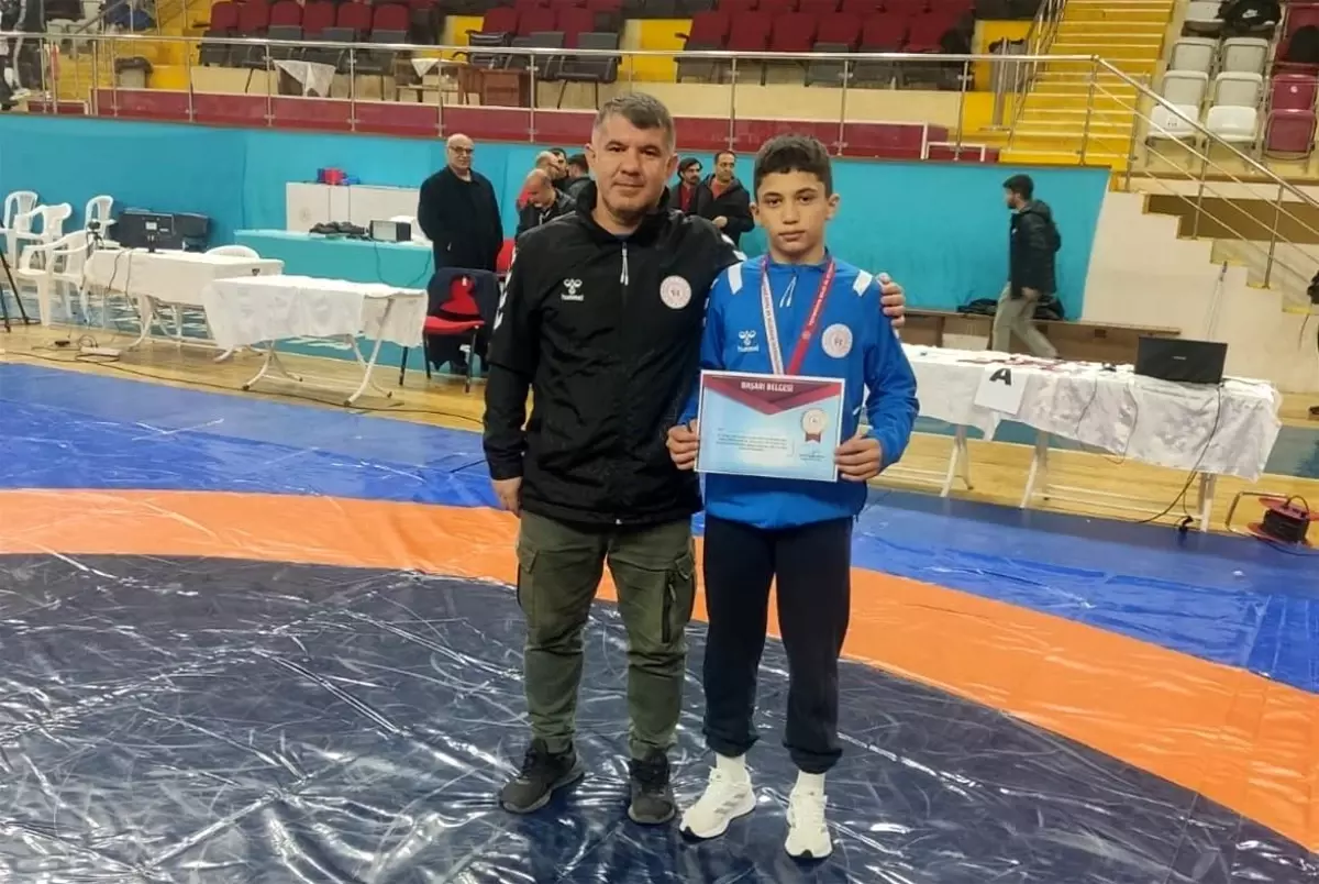 Süleyman Enes Emrem Yıldız Erkekler Güreş Grup Müsabakalarında Şampiyon Oldu