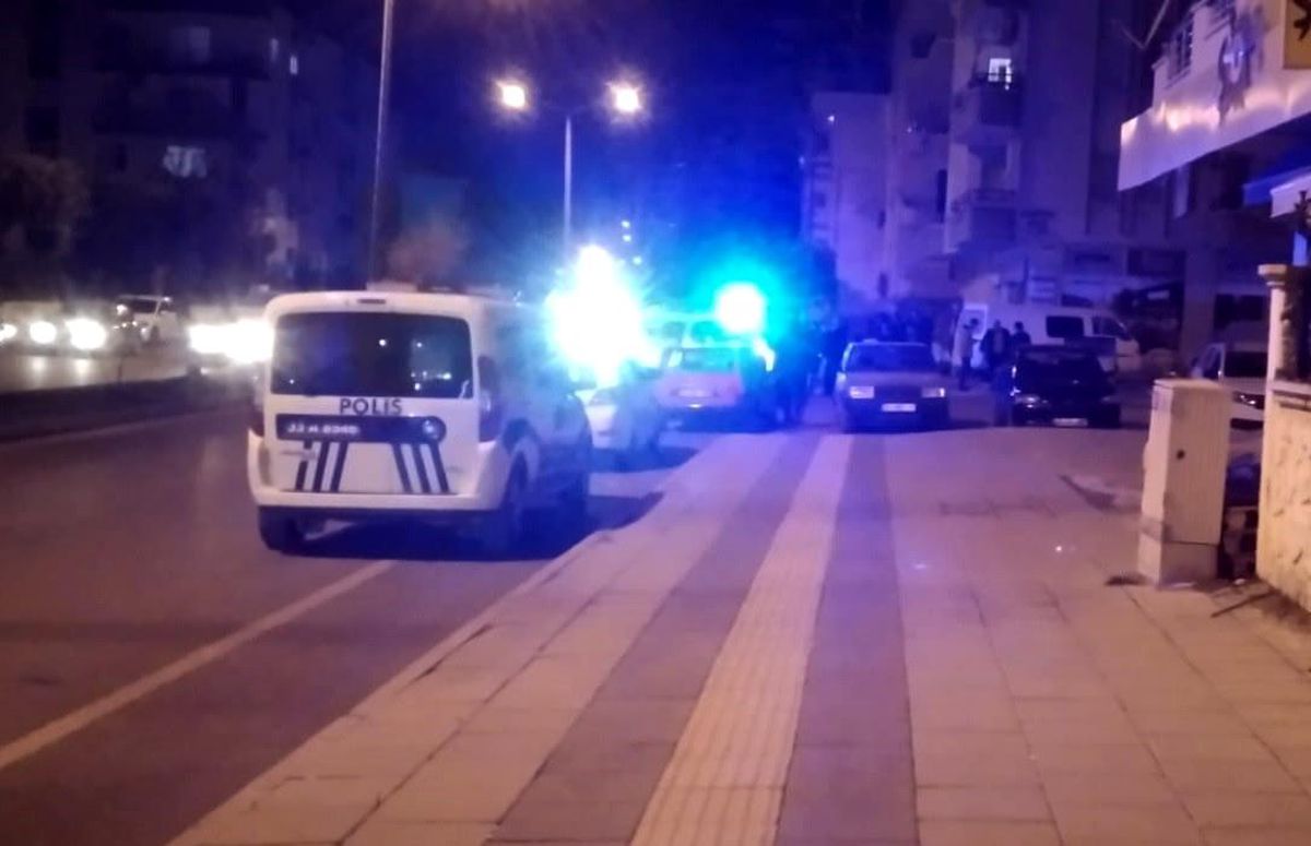 Mersin'de Sokak Ortasında Bıçaklama Olayı