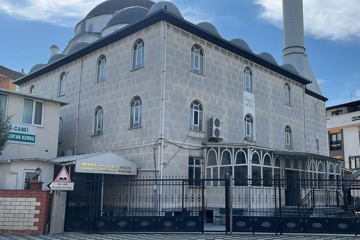 Cami tuvaletinde silahla göğsünden vurulmuş halde bulundu