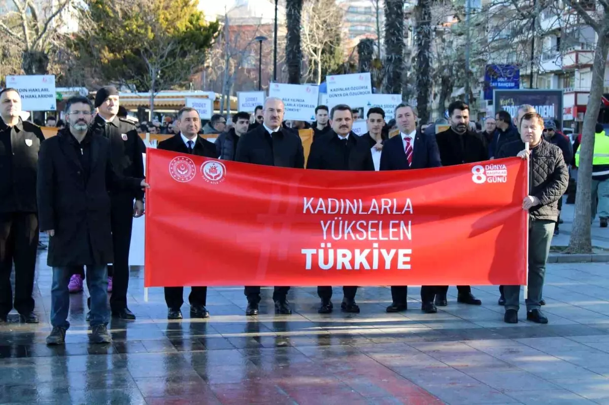 Çanakkale'de 8 Mart Kadınlar Günü Yürüyüşü: Kadına Şiddete Dikkat Çekildi