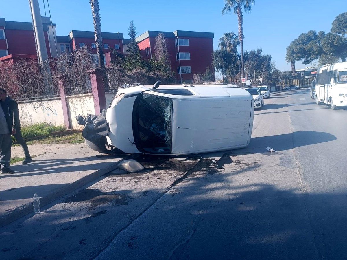 Tarsus'ta Hafif Ticari Araç Kazası: Sürücü Yaralandı