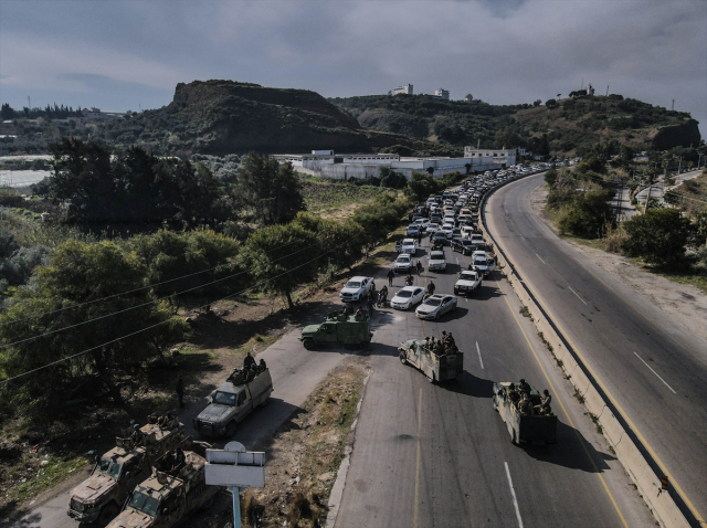 Esad'a bağlı güçlerle çatışma! 70 kişi öldü, 2 şehirde sokağa çıkma yasağı ilan edildi Esad'a bağlı güçlerle çatışma! 70 kişi öldü, 2 şehirde sokağa çıkma yasağı ilan edildi