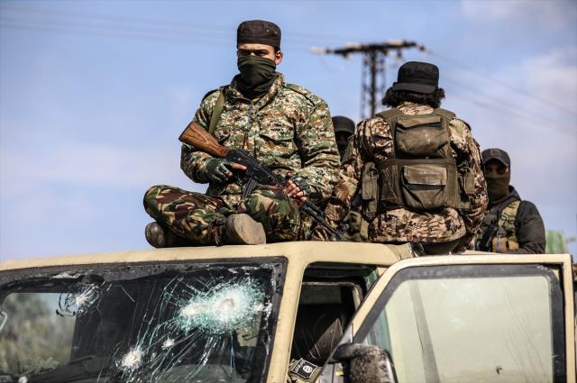 Esad'a bağlı güçlerle çatışma! 70 kişi öldü, 2 şehirde sokağa çıkma yasağı ilan edildi Esad'a bağlı güçlerle çatışma! 70 kişi öldü, 2 şehirde sokağa çıkma yasağı ilan edildi