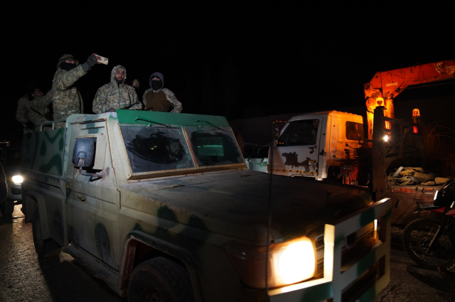 Esad'a bağlı güçlerle çatışma! 70 kişi öldü, 2 şehirde sokağa çıkma yasağı ilan edildi Esad'a bağlı güçlerle çatışma! 70 kişi öldü, 2 şehirde sokağa çıkma yasağı ilan edildi