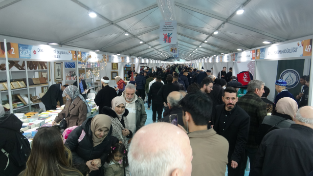 Fatih Camii'nde fuar heyecanı! 42. Türkiye Kitap ve Kültür Fuarı açıldı