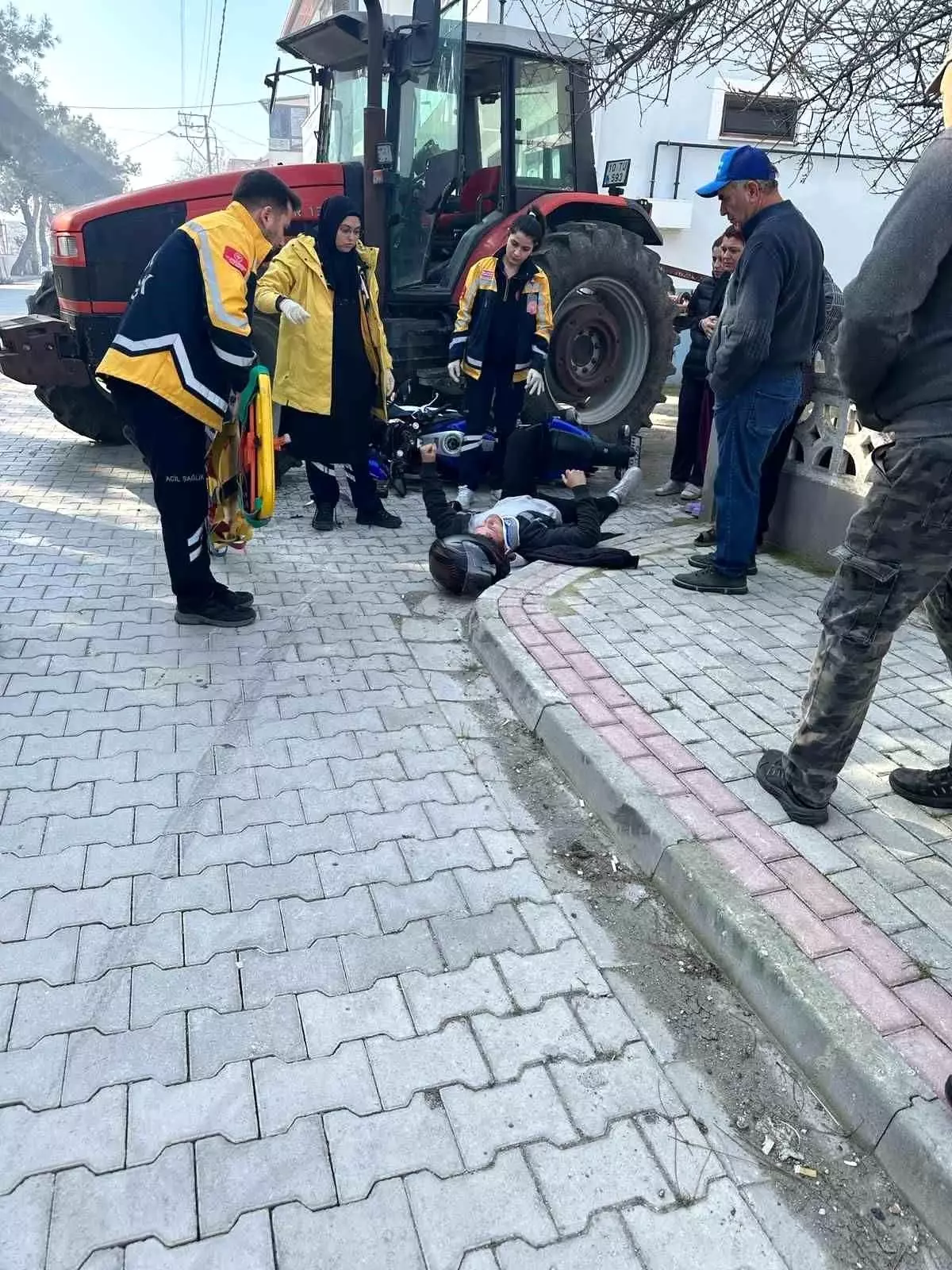 Balıkesir'de Traktör ile Motosiklet Çarpıştı: Yaralı Var