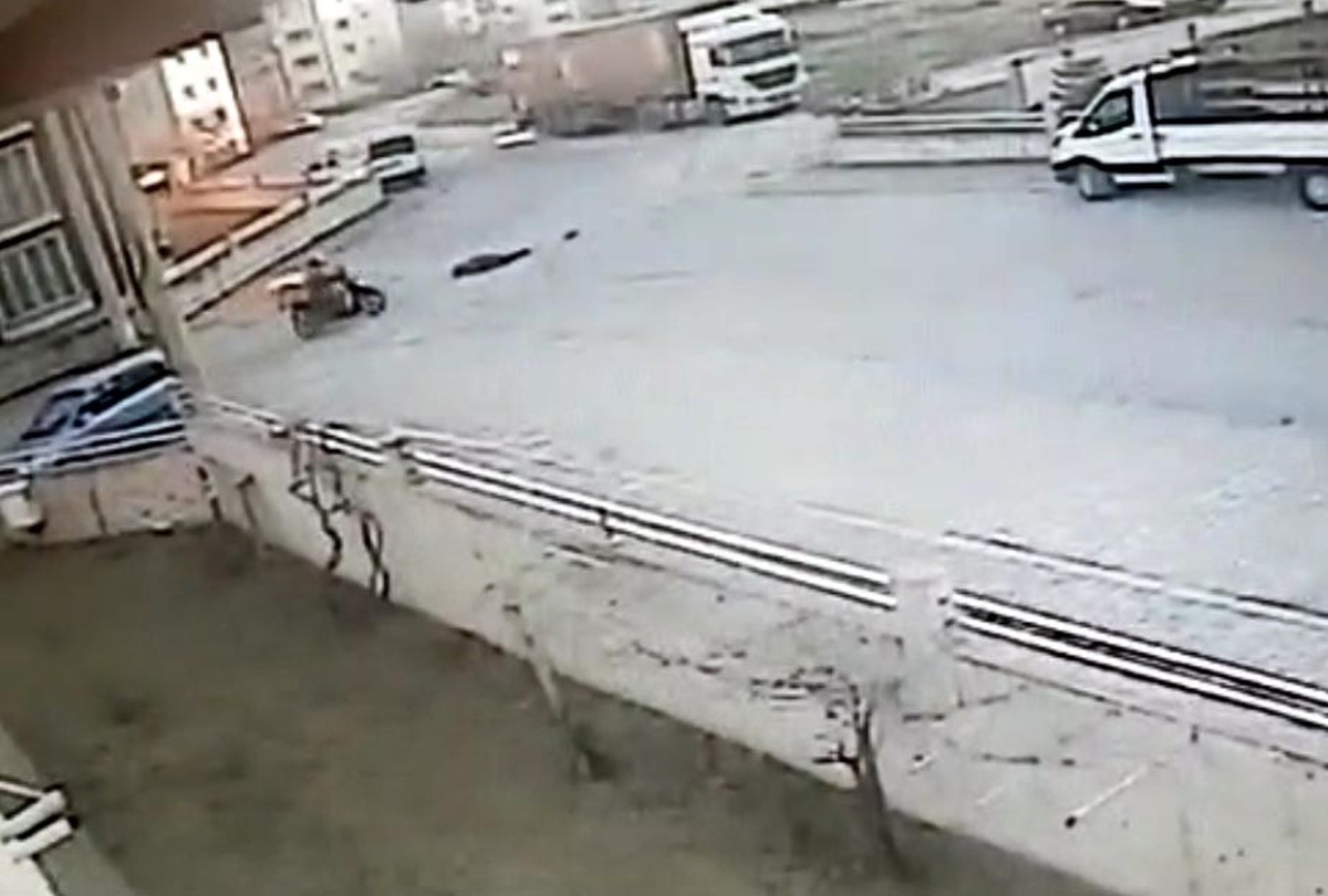 Kamyon yolda yürüyen kadını ezip yoluna devam etti