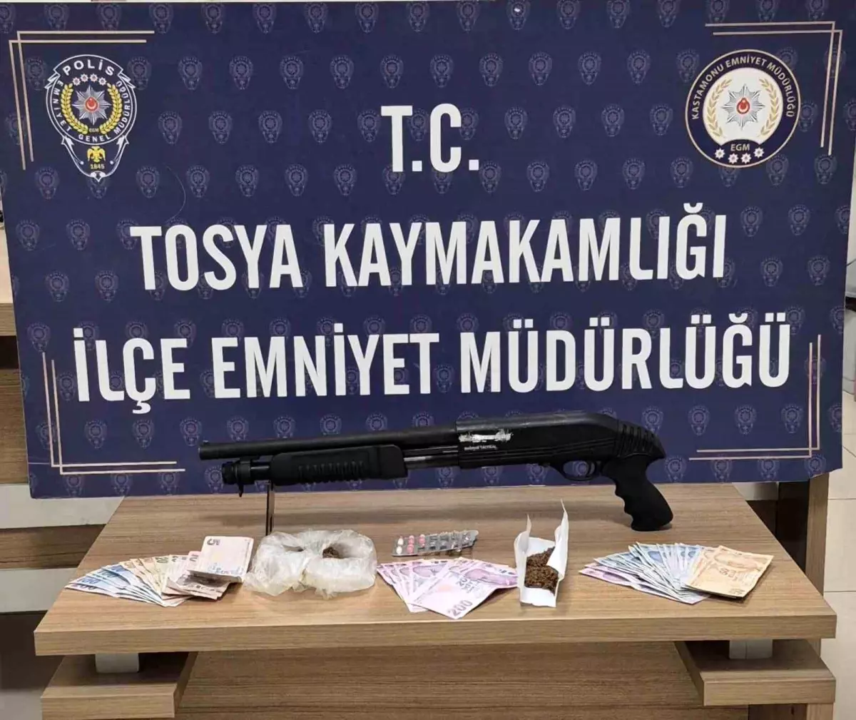 Tosya'da Uyuşturucu ve Ruhsatsız Tüfek Ele Geçirildi