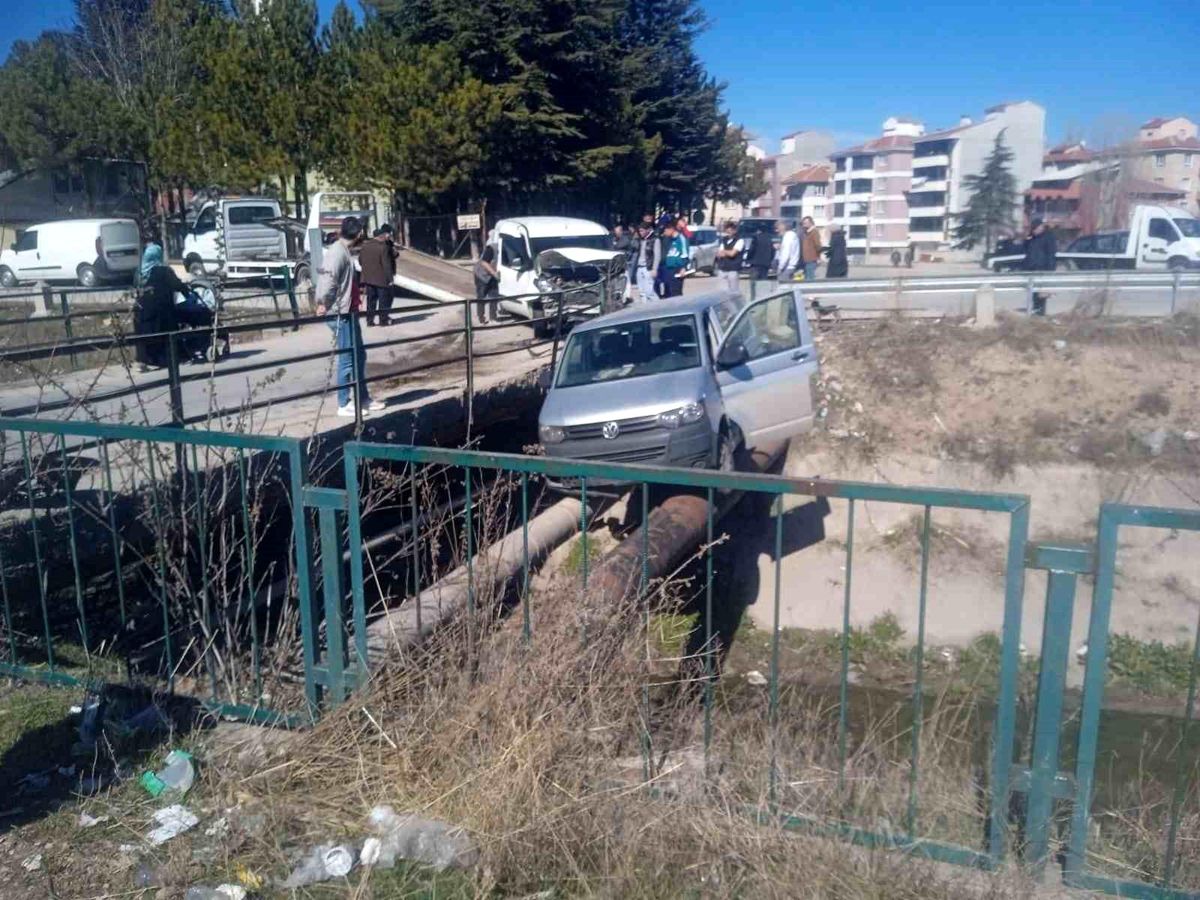 Eskişehir'de Trafik Kazası: İki Araç Çarpıştı, Yaralanan Yok