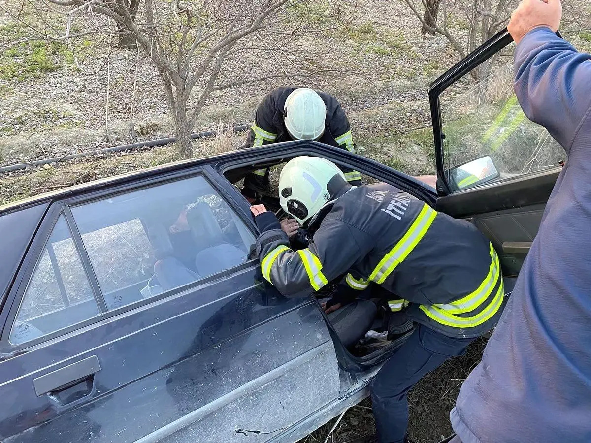 Hatay'da Otomobil Şarampole Devrildi: 2 Yaralı