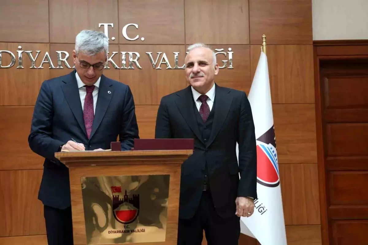 Sağlık Bakanı Diyarbakır'da Valiliği Ziyaret Etti