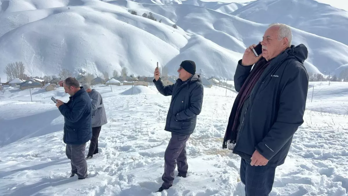 "Alo" diyebilmek için 1 kilometre yol yürümek zorundalar