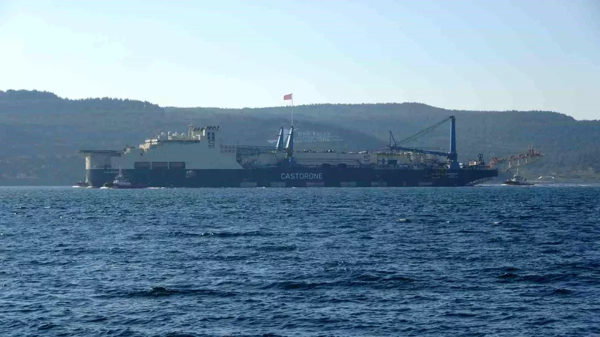Castorone Gemisi Çanakkale Boğazı'ndan Geçti