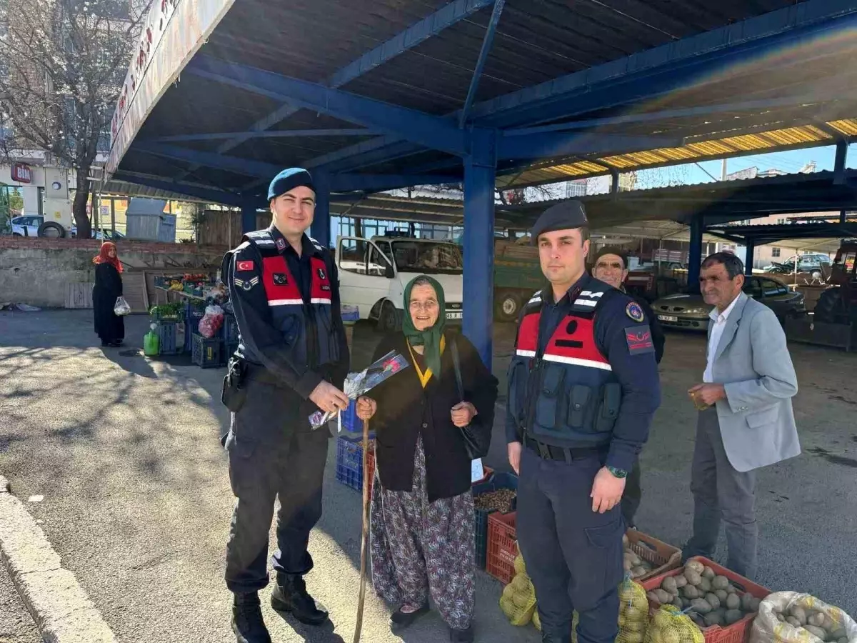 Gördes'te jandarma ekipleri şehit annelerini unutmadı