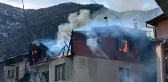 Mescitli Köyü'nde Kuru Ot Yangını: İki Ev ve Ambar Kül Oldu