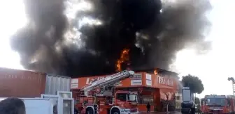 İzmir'de Lastikçilere Sıçrayan Yangın Kontrol Altına Alındı