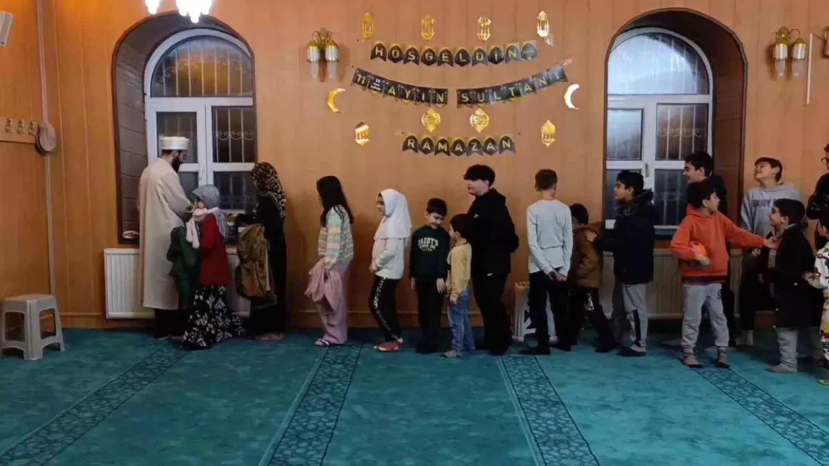 Van'da Teravih Namazı Etkinlikleri ile Çocuklara İslam Sevgisi Aşılanıyor