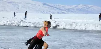 Çıldır Gölü'nde Senkronize Buz Pateni Gösterisi