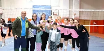 Hakkari'de Evinin Sultanları Voleybol Turnuvası Sona Etti