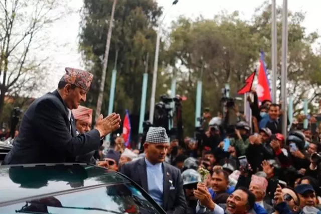 Nepal'de sokaklara dökülen halk monarşi istedi