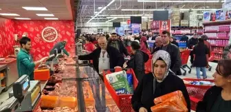 Ramazan'da Et Ürünlerine Büyük İndirim, Marketlerde Uzun Kuyruklar Oluştu