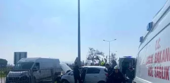 Aydın'da Trafik Kazası: Refüjdeki Aydınlatma Direğine Çarpan Otomobilde Bir Yaralı