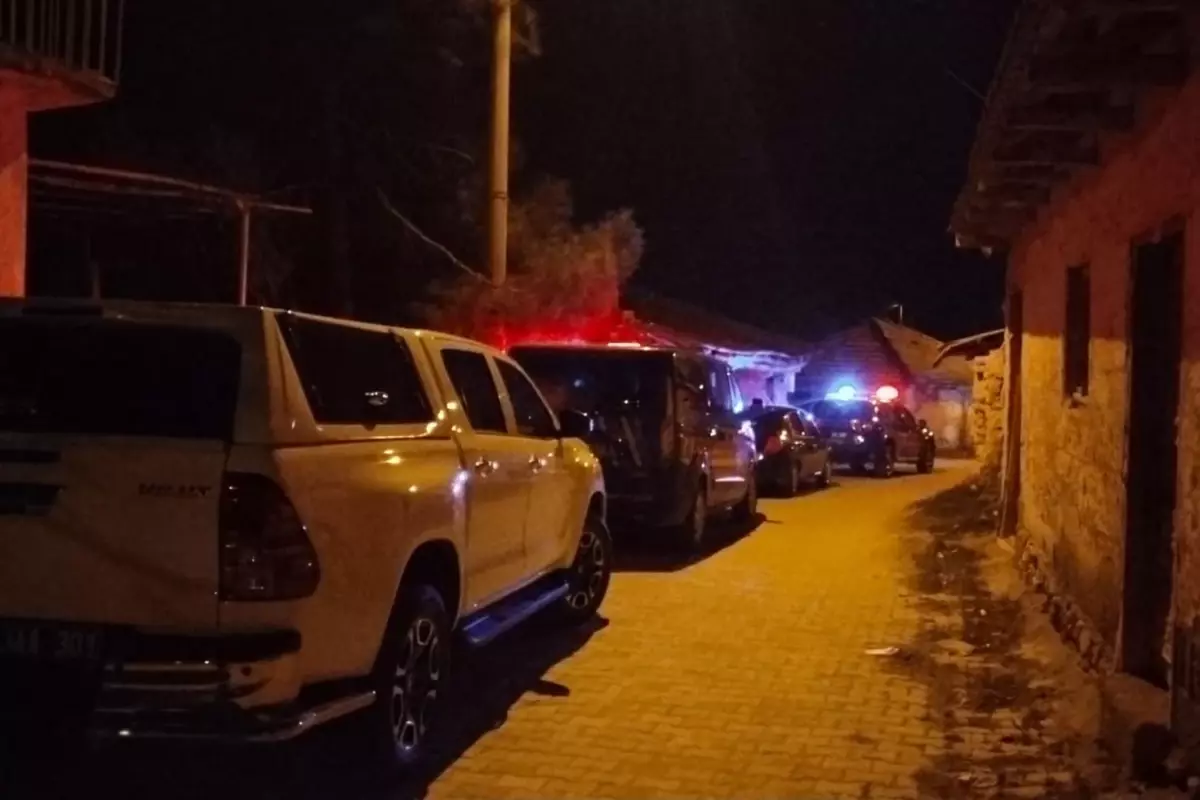 Kendisini tedavi ettirmeyen babasını başını taşla ezerek öldürdü