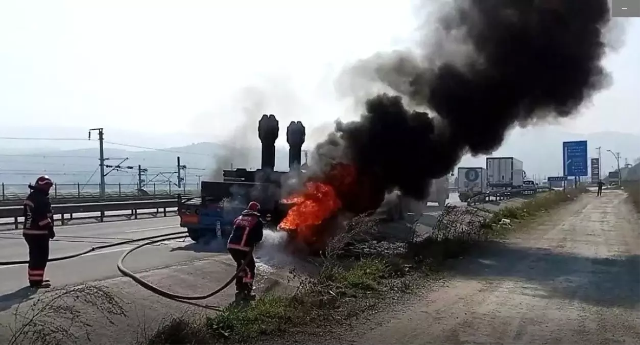 Pamukova'da İş Makinesi Taşıyan Tır Yangın Çıkardı