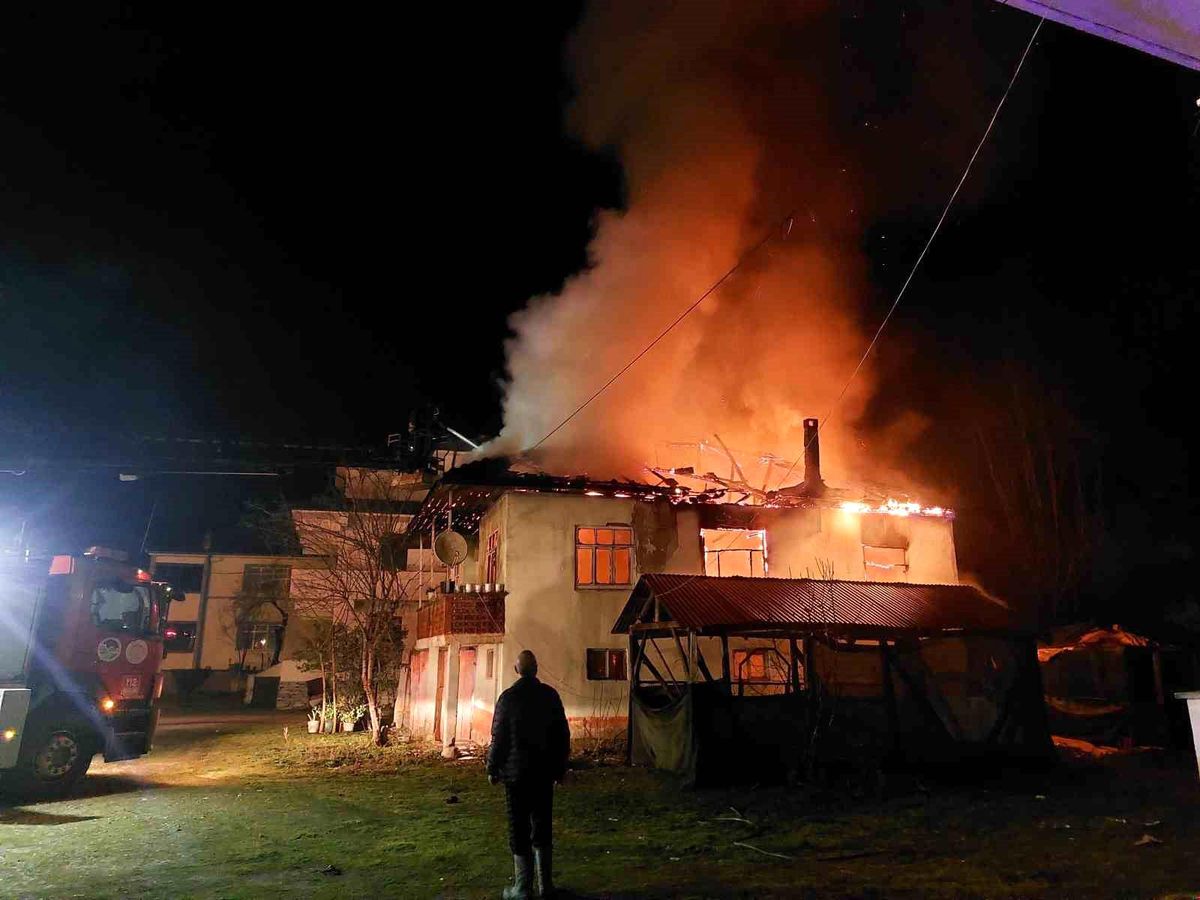 Sakarya'da Yangın: İki Katlı Ev Alevlere Teslim Oldu