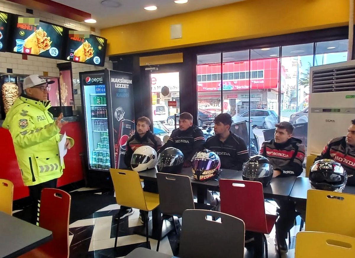 Afyonkarahisar'da Motokuryelere Trafik Eğitimi Verildi