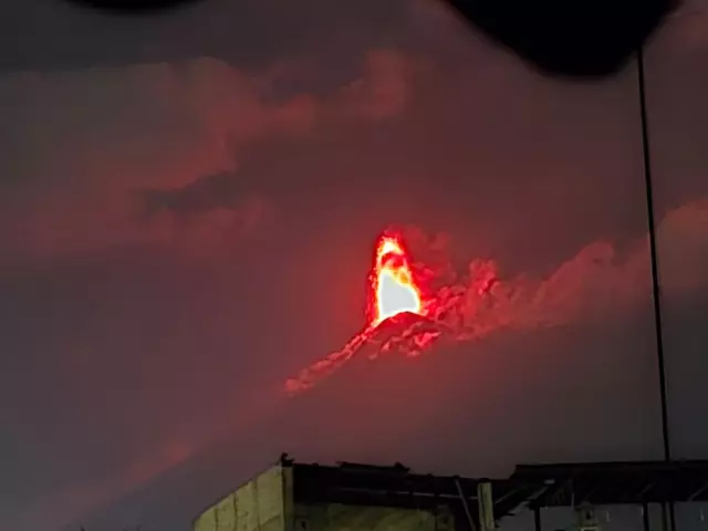 The world's most active volcano erupted, 30,000 people at risk