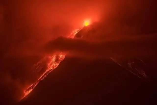 The world's most active volcano erupted, 30,000 people at risk