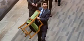 Justin Trudeau meclisten ayrılırken koltuğunu da yanında götürdü