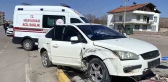 Aksaray'da otomobilin kamyonete çarpması sonucu sürücü yaralandı