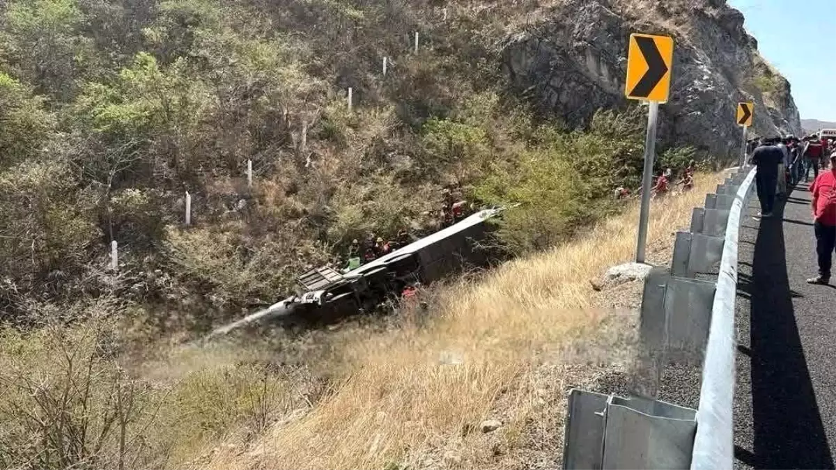 Meksika'da Otobüs Kazası: 11 Ölü, 12 Yaralı