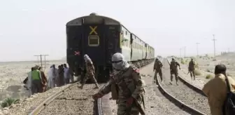 Pakistan'da tren saldırısı! Militanlar 450 yolcuyu rehin aldı