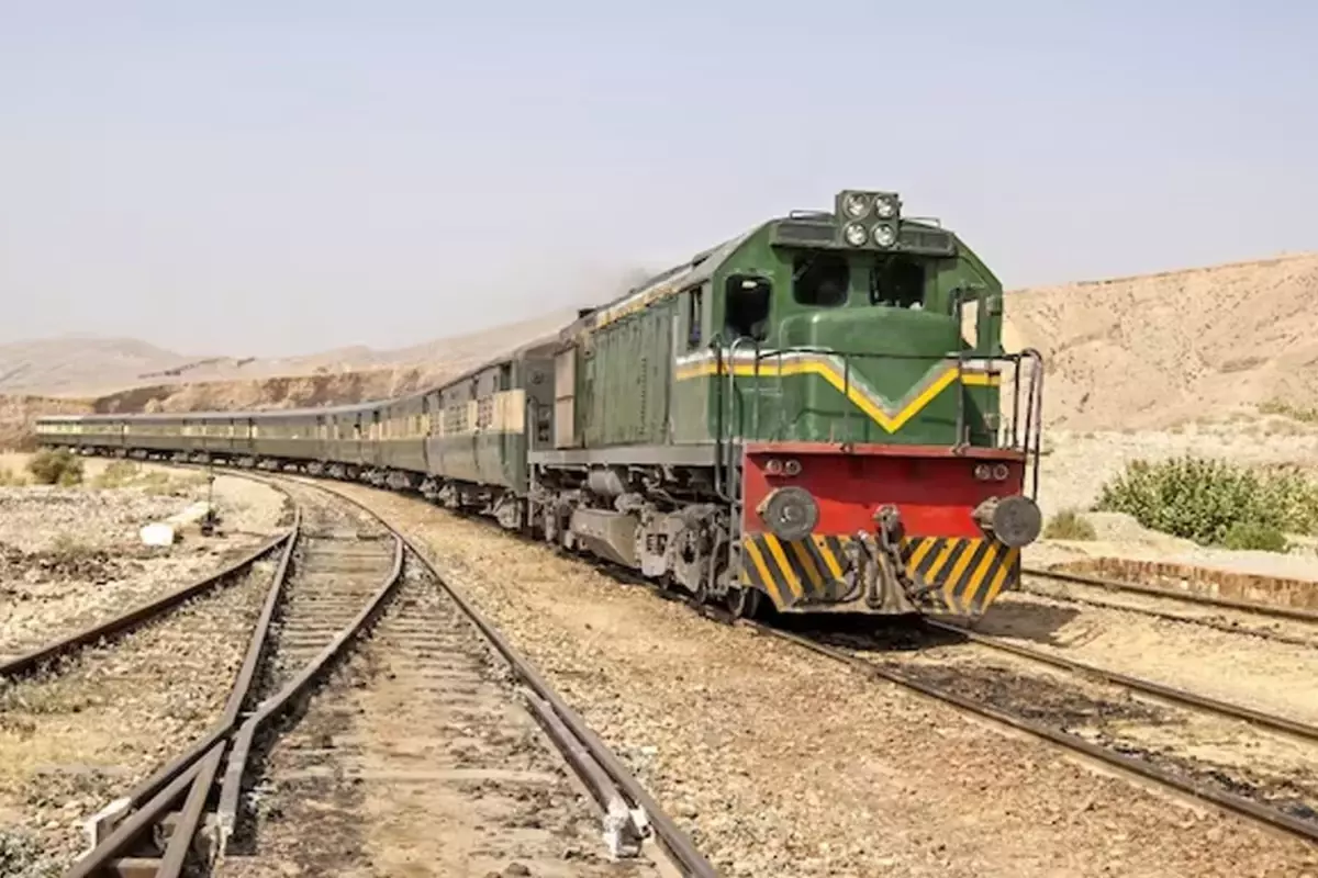 Pakistan'da tren saldırısı! Militanlar 450 yolcuyu rehin aldı